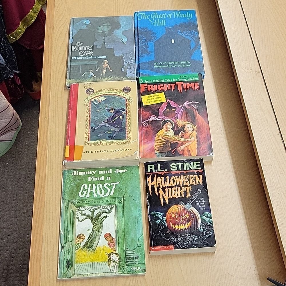 ‎4 Ghost paperbooks 2 hardcover Ghost books